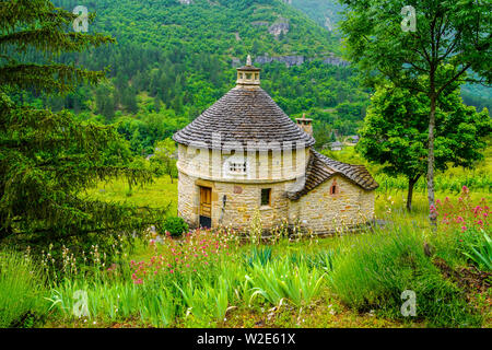 Pigeonnier, un abri avec des trous pour les nids de pigeons domestiqués., Prades, Gorges du Tarn, Département de la Lozère, Occitanie, France. Banque D'Images