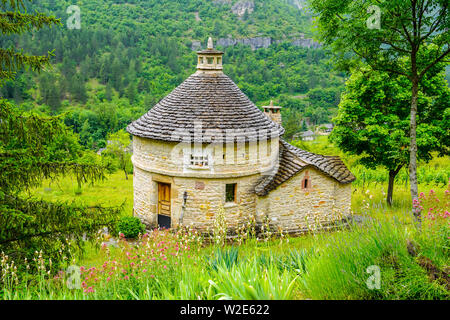 Pigeonnier, un abri avec des trous pour les nids de pigeons domestiqués., Prades, Gorges du Tarn, Département de la Lozère, Occitanie, France. Banque D'Images