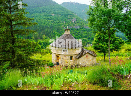 Pigeonnier, un abri avec des trous pour les nids de pigeons domestiqués., Prades, Gorges du Tarn, Département de la Lozère, Occitanie, France. Banque D'Images