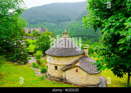 Pigeonnier, un abri avec des trous pour les nids de pigeons domestiqués., Prades, Gorges du Tarn, Département de la Lozère, Occitanie, France. Banque D'Images