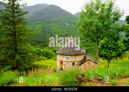 Pigeonnier, un abri avec des trous pour les nids de pigeons domestiqués., Prades, Gorges du Tarn, Département de la Lozère, Occitanie, France. Banque D'Images