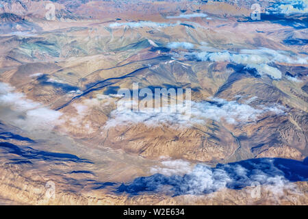 Spotty nuages sur la route Leh-Manali en passant par les plaines, et le plus multi-couleur montagnes du Zanskar gamme de Himalaya, l'Inde. Banque D'Images