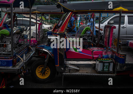 Bangkok, Thaïlande - 29 juin, 2019 rue de Bangkok : transport , traditional thai tuk tuk forme 3-roues taxi. Banque D'Images