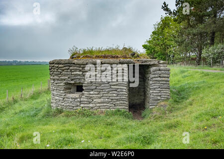 Guerre Mondiale deux Pilllbox près de Château de Dunstanburgh, Alnwick, Northumberland, Angleterre Banque D'Images