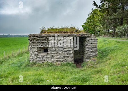 Guerre Mondiale deux Pilllbox près de Château de Dunstanburgh, Alnwick, Northumberland, Angleterre Banque D'Images