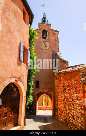 Tour de l'horloge dans le pittoresque village de Roussillon, Vaucluse, Provence, France. Banque D'Images