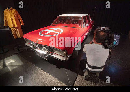 Stuttgart, Allemagne. 08 juillet, 2019. Dans l'exposition 'Troy' Un caméraman filme l'Boom-Car "heavy" à partir de 1992 sur le hip hop band die Fantastischen Vier'. Jusqu'à la fin de mars 2020 fans peuvent s'adonner à des mémoires dans l'chronologically arranged spectacle au Stadtpalais à Stuttgart. Credit : Marijan Murat/dpa/Alamy Live News Banque D'Images