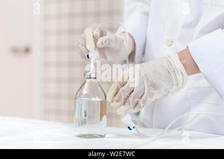 Le médecin prépare un compte-gouttes avec une solution de la médecine. Close up. Banque D'Images