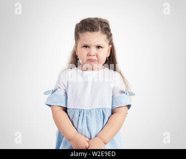 Portrait de petite fille pleurer sur fond gris. Banque D'Images