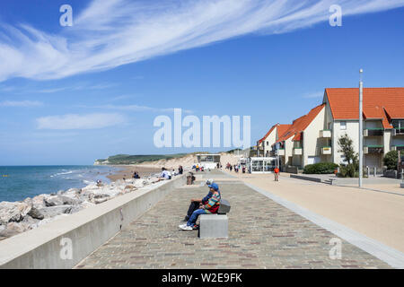 Les touristes en promenade à seaside resort Wissant en été le long de la Côte d'Opale, Pas-de-Calais, Hauts-de-France, France Banque D'Images