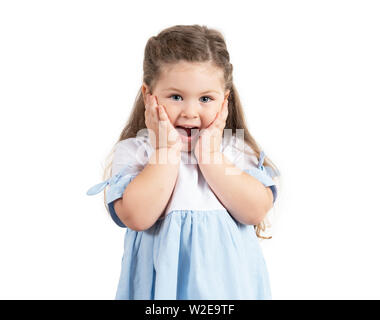 Portrait of a happy little girl holding hands at son visage. Banque D'Images