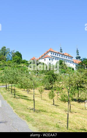 Magnifique parc de verdure sur la colline de Petrin dans la vieille ville de Prague la magnifique, en République tchèque. Vieille maison avec tour en arrière-plan. Journée ensoleillée. Destination touristique populaire et point de vue. Les parcs de la ville. La Bohême, République tchèque. Banque D'Images