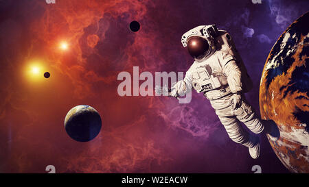 Astronaute en nébuleuse colorée avec les planètes et lunes (espace 3d illustration) Banque D'Images