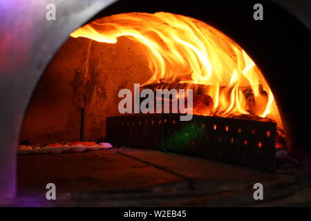 Vintage ancien four à feu à l'intérieur pour la cuisson des pizzas originales. Banque D'Images