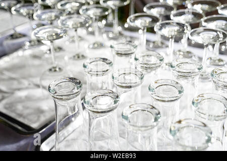 Verre à vin en verre et sont à l'envers sur le tableau blanc à l'heure de dîner et prêt à l'emploi. Banque D'Images