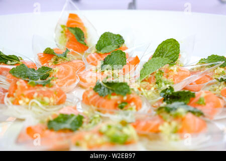 Salade épicée de salon dans la cuisine thaïlandaise, dans le style sur l'cuillères en plastique plat qui prête à servir dans l'événement. Banque D'Images