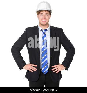 Ingénieur ou architecte business man in suit. Homme businessman wearing white casque helmet smiling heureux, fier et confiant. Portrait de jeune homme ingénieur de l'20s isolé sur fond blanc. Banque D'Images