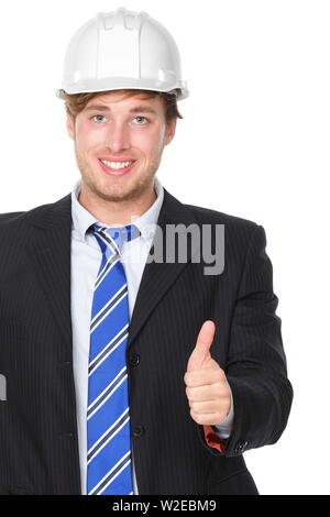 Ingénieur ou architecte en fonction montrant les pouces vers le haut. Male business man wearing hard hat blanc succès signalisation part sign smiling happy. Portrait de l'ingénieur mâle isolé sur fond blanc. Banque D'Images