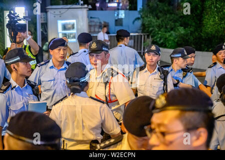 Hong Kong- 7 juillet 2019 Hong Kong : manifestations anti-extradition. Les gens en question agent de police de son intérim Dover Rupert le 12 juin. Banque D'Images