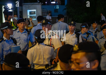 Hong Kong- 7 juillet 2019 Hong Kong : manifestations anti-extradition. Les gens en question agent de police de son intérim Dover Rupert le 12 juin. Banque D'Images