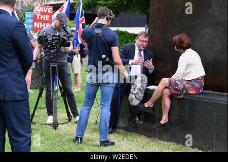 Mark Francois MP pour Wickford et Rayleigh. Vice-Président du Groupe européen de recherche interviewé sur College Green par Annette Dittert. Chambres du Parlement, Westminster, Londres. UK Banque D'Images