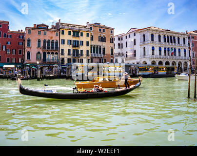 Venise, Italie - 26 MAI 2019 : dans le canal gondoles à Venise, Italie. Au 17e et 18e siècles, il a été estimé que la ville ont 10, Banque D'Images
