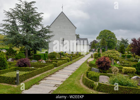 Jelling, Danemark - 20 juin 2019 : les personnes qui visitent l'église de Jelling sur le site archéologique des Vikings au Danemark Banque D'Images