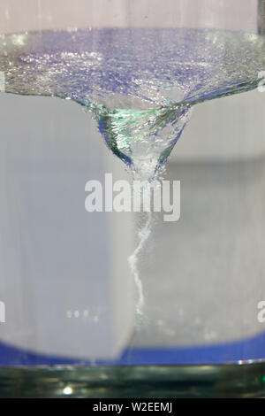 Liquide incolore clair mélange dans un agitateur magnétique. Vortex de l'eau. Banque D'Images