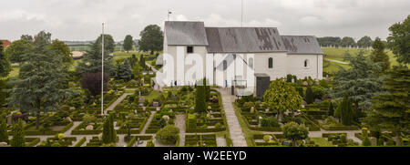 Jelling, Danemark - 20 juin 2019 : les personnes qui visitent l'église de Jelling sur le site archéologique des Vikings au Danemark Banque D'Images