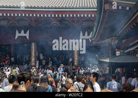 TOKYO, JAPON, le 18 mai 2019 : Sanja Matsuri est l'un des grands festivals Shinto de Tokyo et a lieu en mai, dans le quartier d'Asakusa Senso-ji, autour de temp Banque D'Images