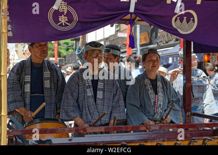 TOKYO, JAPON, le 18 mai 2019 : Sanja Matsuri est l'un des grands festivals Shinto de Tokyo et a lieu en mai, dans le quartier d'Asakusa Senso-ji, autour de temp Banque D'Images