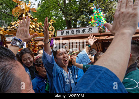 TOKYO, JAPON, le 18 mai 2019 : Sanja Matsuri est l'un des grands festivals Shinto de Tokyo et a lieu en mai, dans le quartier d'Asakusa Senso-ji, autour de temp Banque D'Images