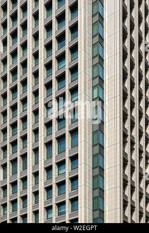 Un modèle de fenêtres et balcons d'un gratte-ciel de Tokyo. Banque D'Images