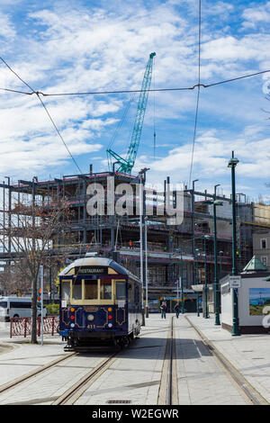 Tramway historique dans le centre-ville de Christchurch, Nouvelle-Zélande, en face de la régénération urbaine et de reconstruction après le séisme de 2011. Banque D'Images