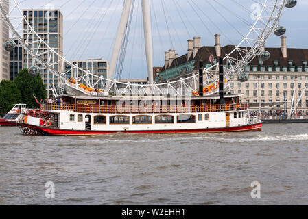 Elizabethan bateau de plaisir sur la Tamise par London Eye. Réplique d'un 1890 stern-roues à aubes du Mississipi Tamise Luxury Charters Banque D'Images