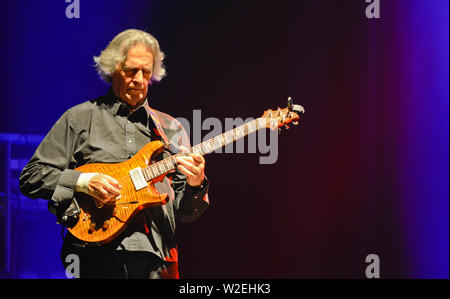 La guitare jazz legend John McLaughlin Banque D'Images