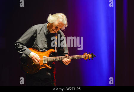 La guitare jazz legend John McLaughlin Banque D'Images