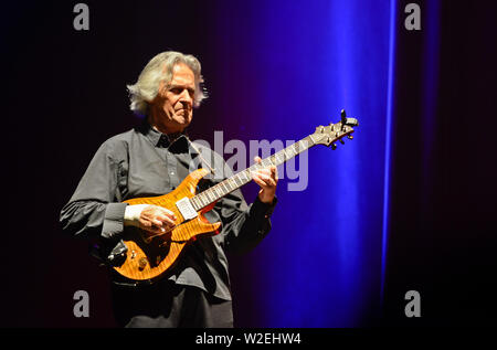 La guitare jazz legend John McLaughlin Banque D'Images