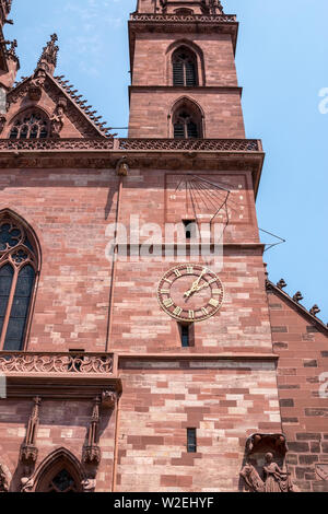 Bâle, Suisse - 23 juin 2017 : vue sur la cathédrale de Bâle, est l'un des principaux sites et attractions touristiques de la ville suisse de Bâle. Lan d'été Banque D'Images