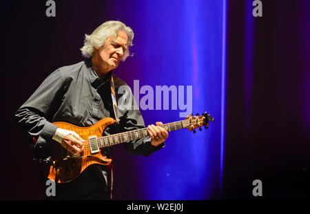 La guitare jazz legend John McLaughlin Banque D'Images