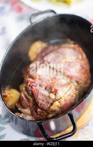 Épaule de porc rôti à l'oignon Banque D'Images