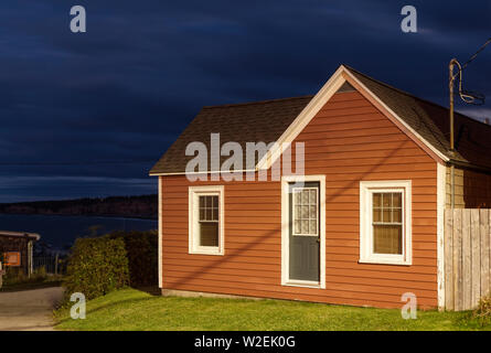 Une maison en bois typique qui se trouve souvent dans les Maritimes au crépuscule dans la ville d'Margarettesville, comté d'Annapolis, en Nouvelle-Écosse, Canada. Banque D'Images