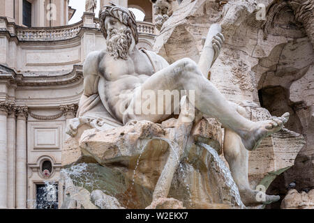 Le fleuve-dieu Ganges à la Fontaine des Quatre Fleuves (Fontana dei Quattro Fiumi), Piazza Navona, Rome, Latium, Italie Banque D'Images