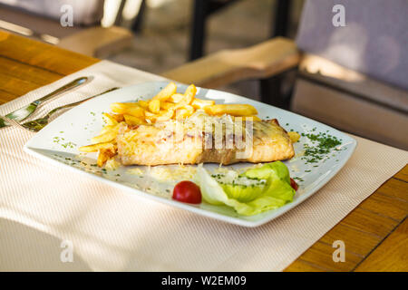 La viande Steak Negush monténégrine traditionnelle sur une plaque blanche dans un restaurant. Banque D'Images