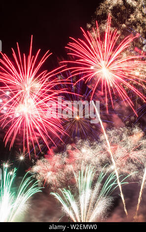 D'artifice en soirée avec des couleurs lumineuses, idéal pour les cartes de nouvel an Banque D'Images