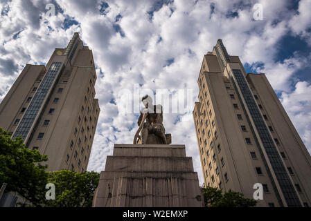 La sculpture de relève et les gratte-ciel de Villeurbanne - les gratte-ciel de Villeurbanne, un ensemble architectural moderniste situé dans la municip Banque D'Images