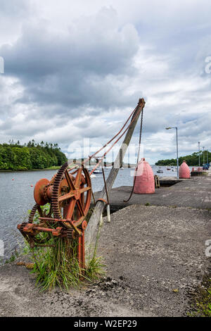 Il s'agit d'une vieille grue métal rouillé qui était autrefois utilisé pour le levage de matériel hors de bateaux Banque D'Images