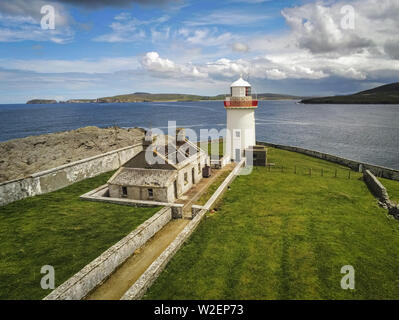 Ballyglass Phare et les ruines de light house keepers house sur la côte est du comté de Mayo, Irlande Banque D'Images