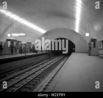 L'INTÉRIEUR DE LA ESTACION DE MÉTRO RESTAURADORES EN EL DE LISBOA - FOTOGRAFIA EN BLANCO - años 60. Lieu : Métro. Le PORTUGAL. Banque D'Images