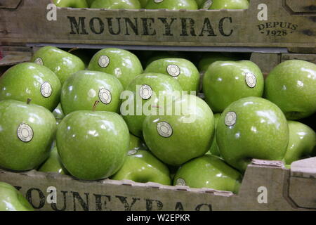 Shinny frais vert les pommes Granny Smith en vente dans les boîtes Mouneyrac Banque D'Images